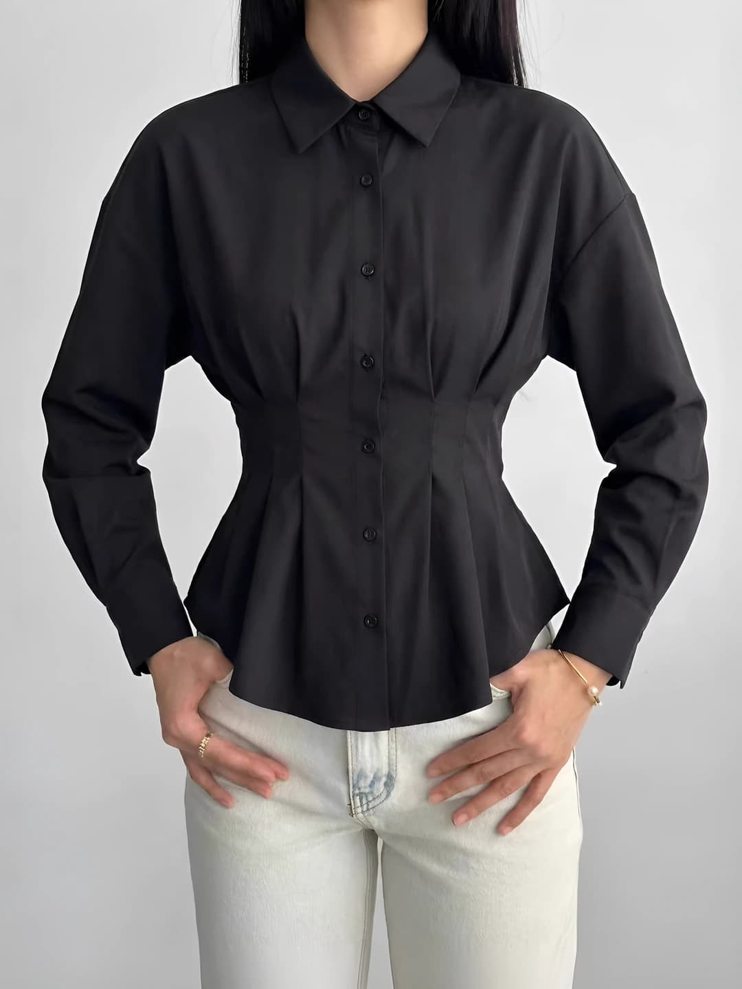 Ayollar uchun uzun yengli, qaytarma yoqali, bir rangli, tanaga yopishgan ko'ylak-shirt