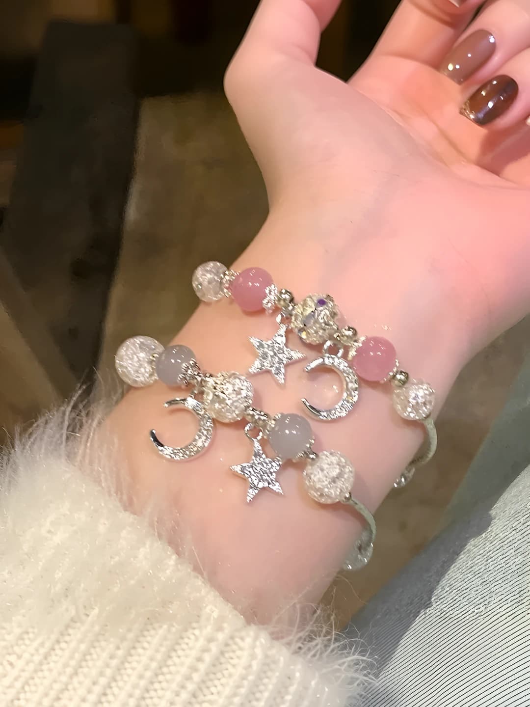 Women's beaded bracelet with star-shaped charms
