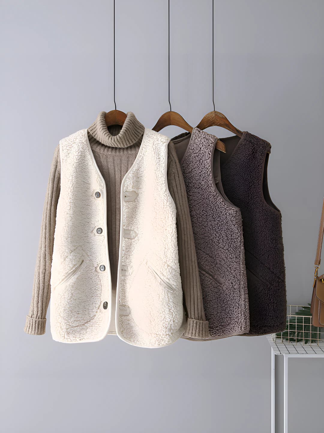 Ayollar uchun yengsiz jilet, kuz-qish mavsumi uchun, bo'sh (oversize) kesim, qaytarma yoqa, bir rangli, nozik ko'rsatadigan, kundalik uslub