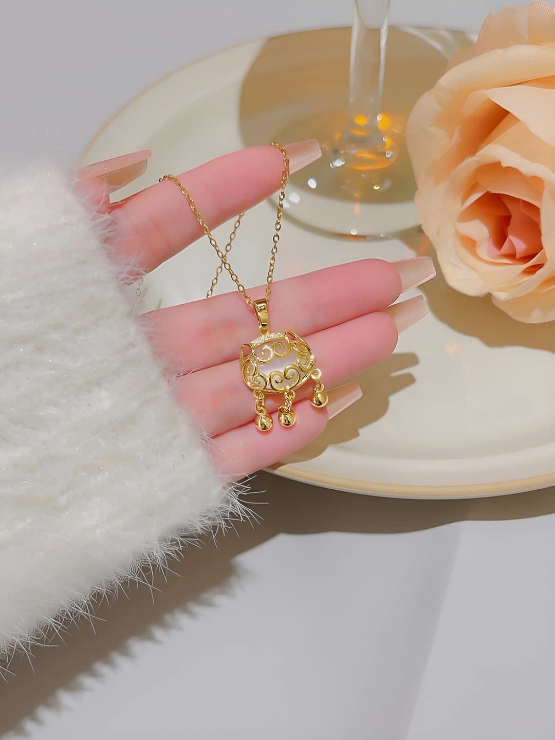 Gold cat's eye auspicious cloud lock