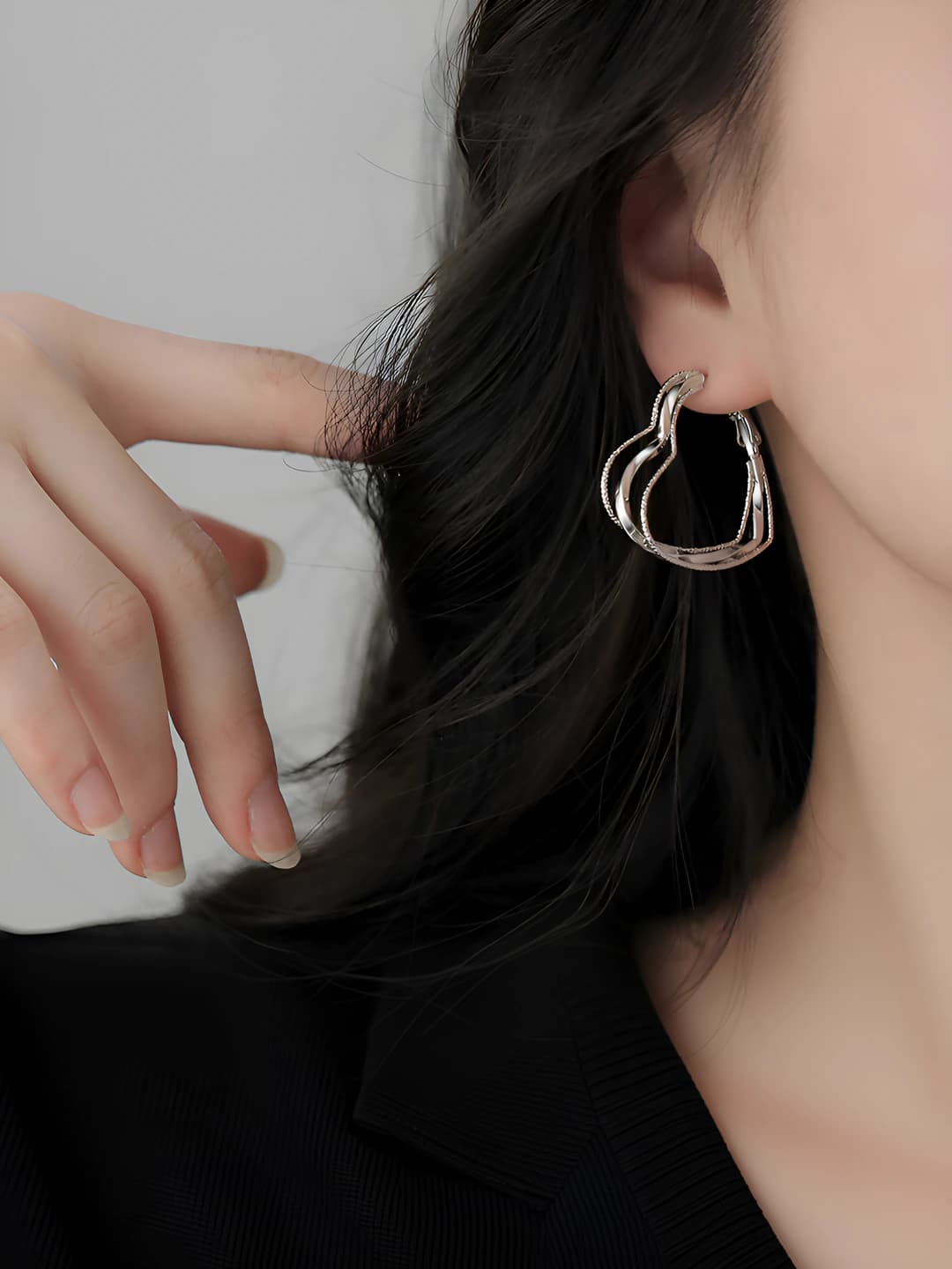 Women's gold-plated brass heart-shaped stud earrings, sweet and edgy style, design element