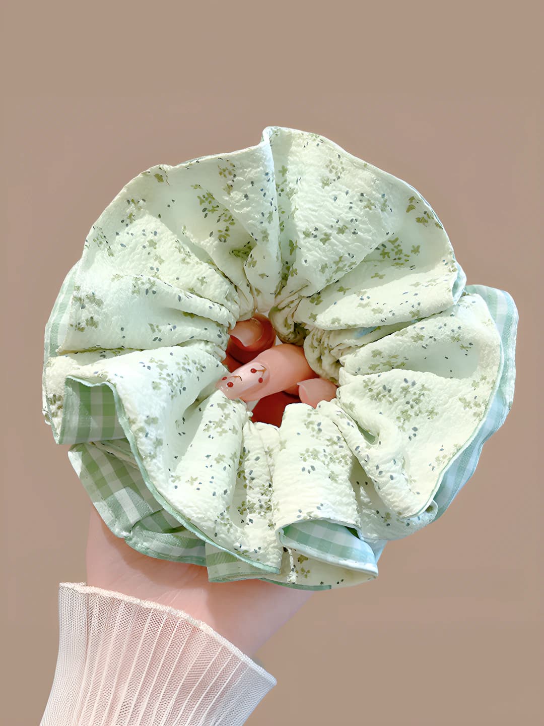 Green floral scrunchie, ~13 cm