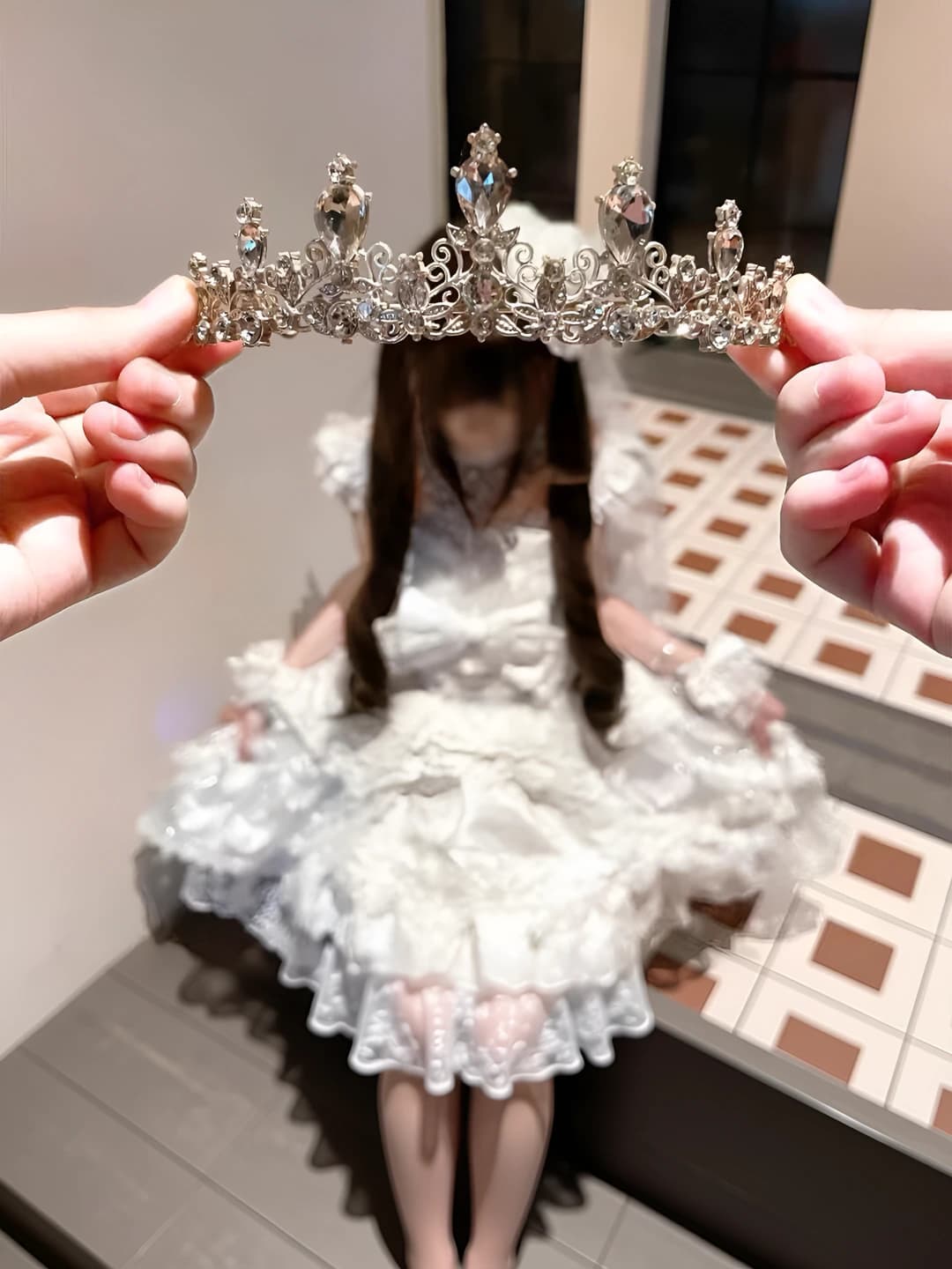 White teardrop crown