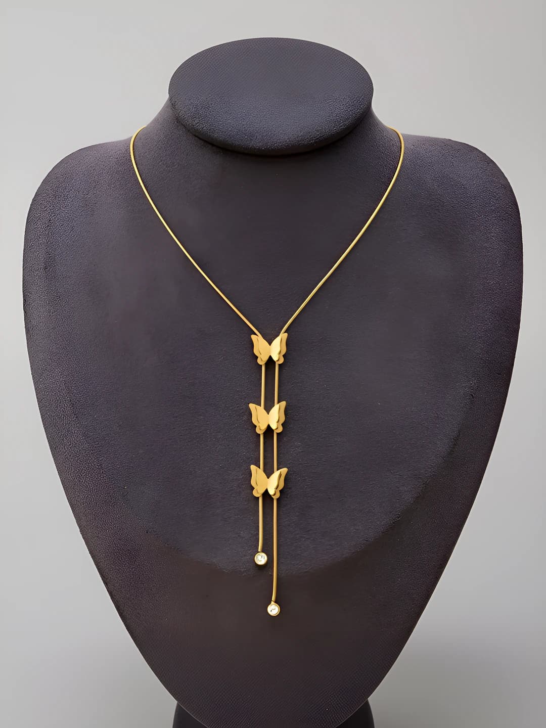 Women's short chain necklace with 3D butterfly in 18k gold plated titanium steel