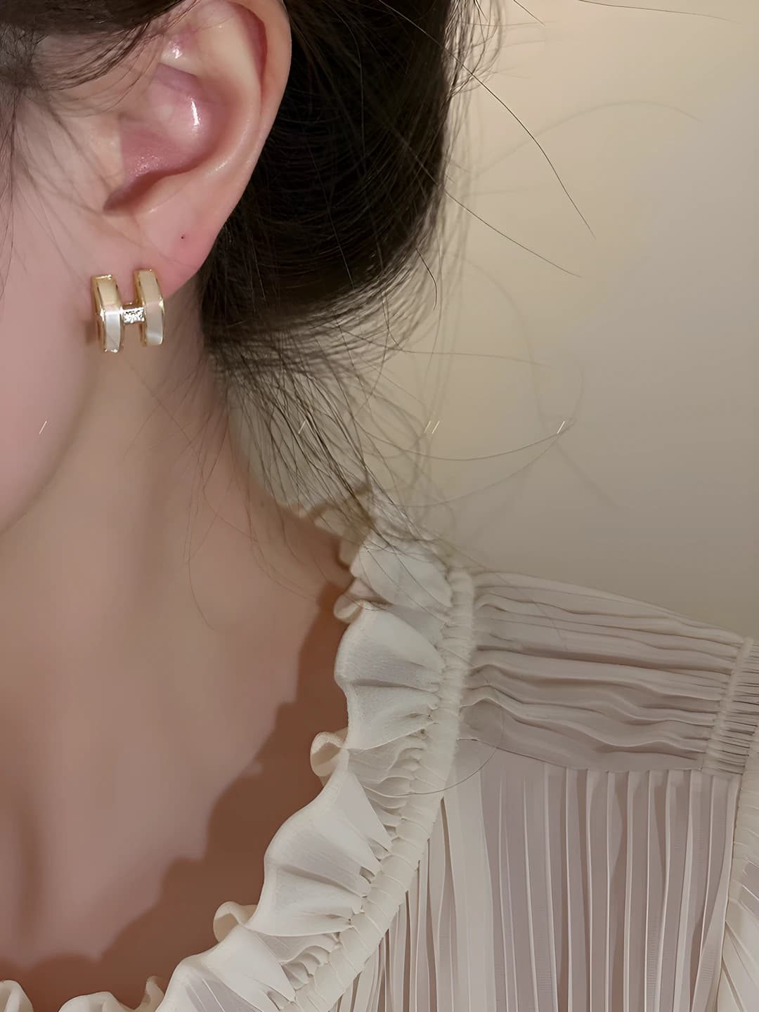 Women's H letter earrings, design element in light luxury style