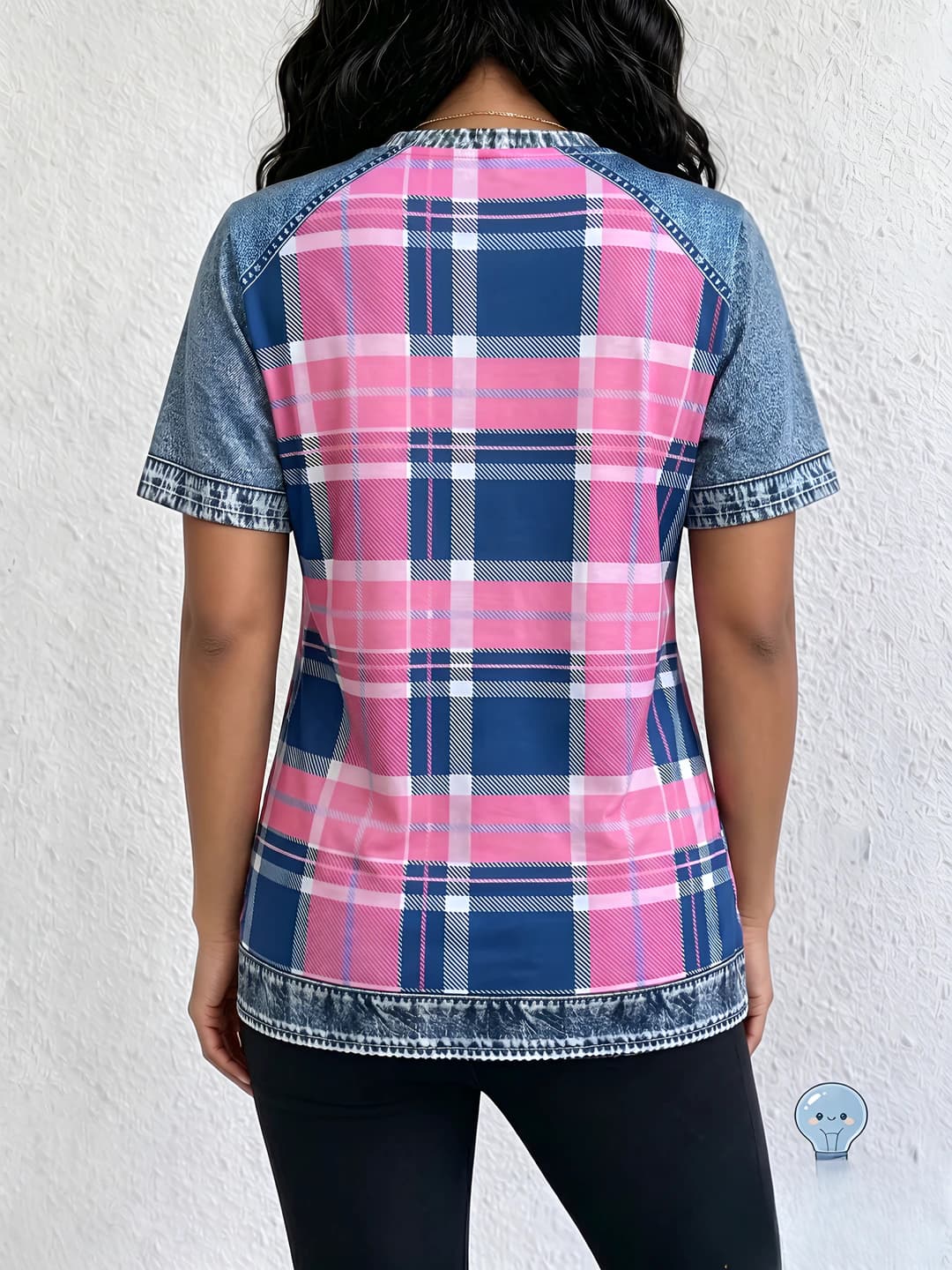 Ayollar uchun yozgi kalta yengli futbolka, dumaloq yoqa, bo'sh (oversize) kesim, o'rta-uzun, pink rangli geometrik naqshli, kundalik