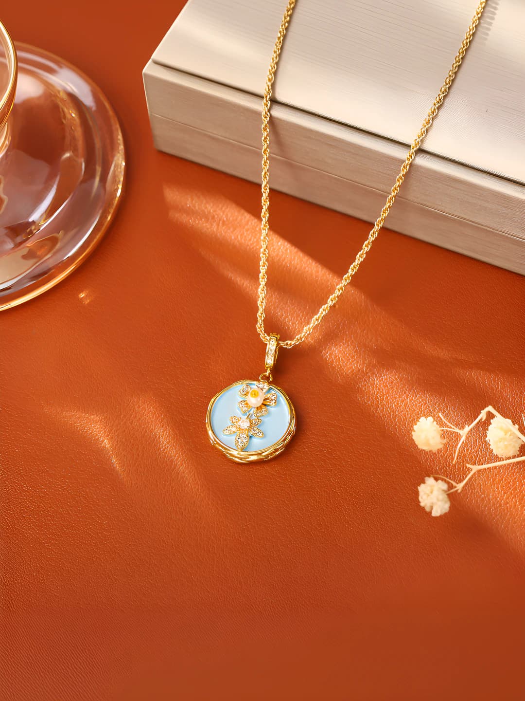 Ko'k rangli enamel zanjir
