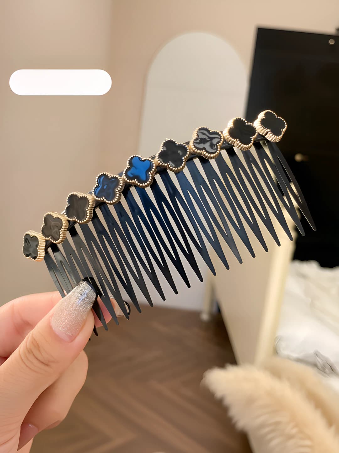 Black four-leaf clover comb