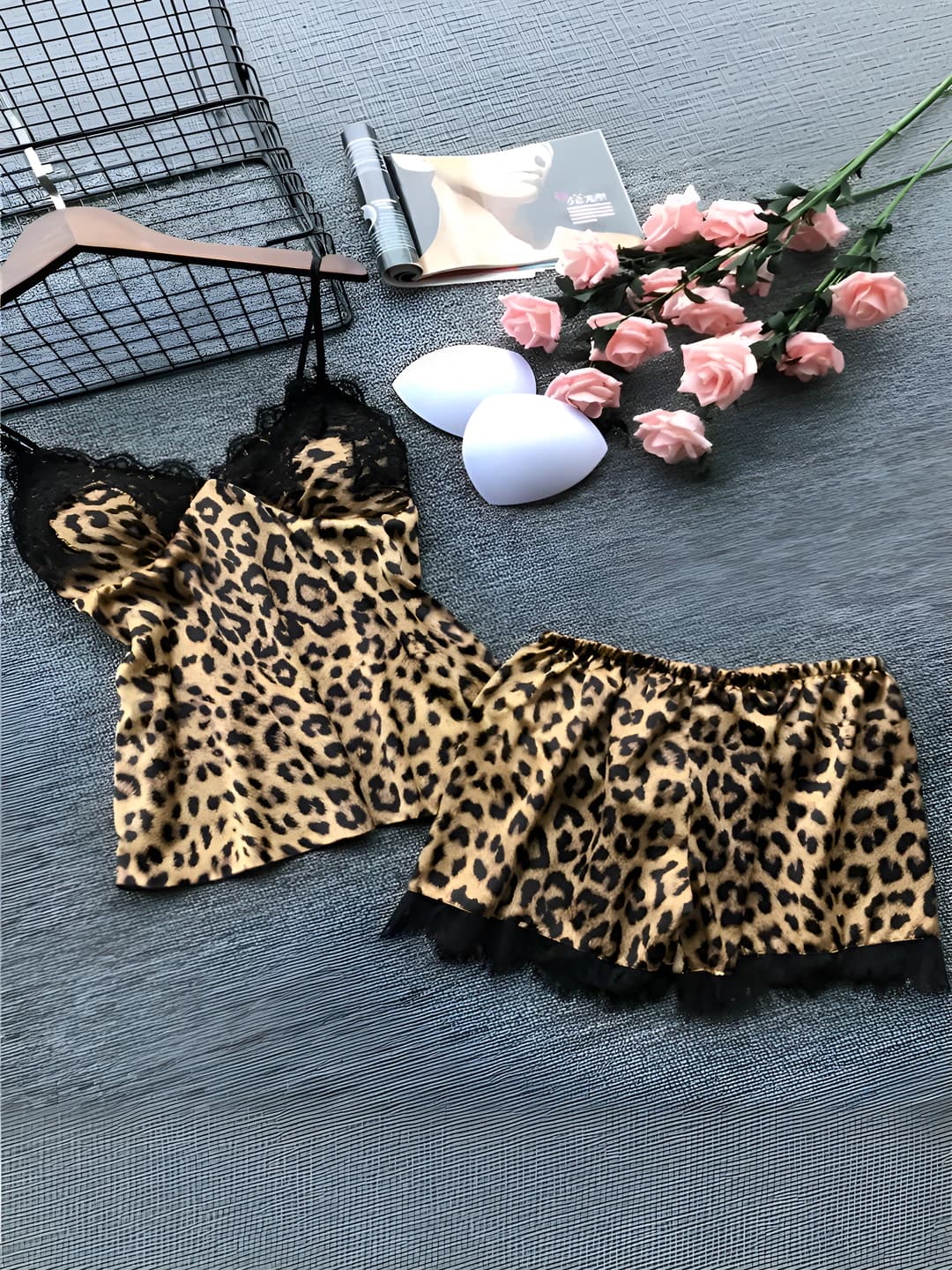 Ayollar uchun yozgi muz-ipak mato to'plam: leopard naqshli kamzol va shorti
