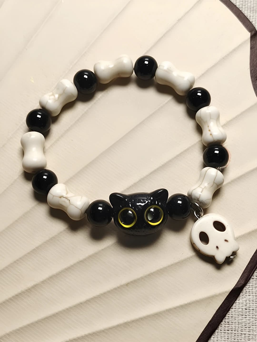 M726 Skull cat yellow eyes