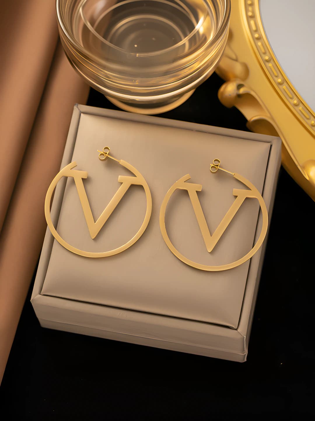 Letter V, gold