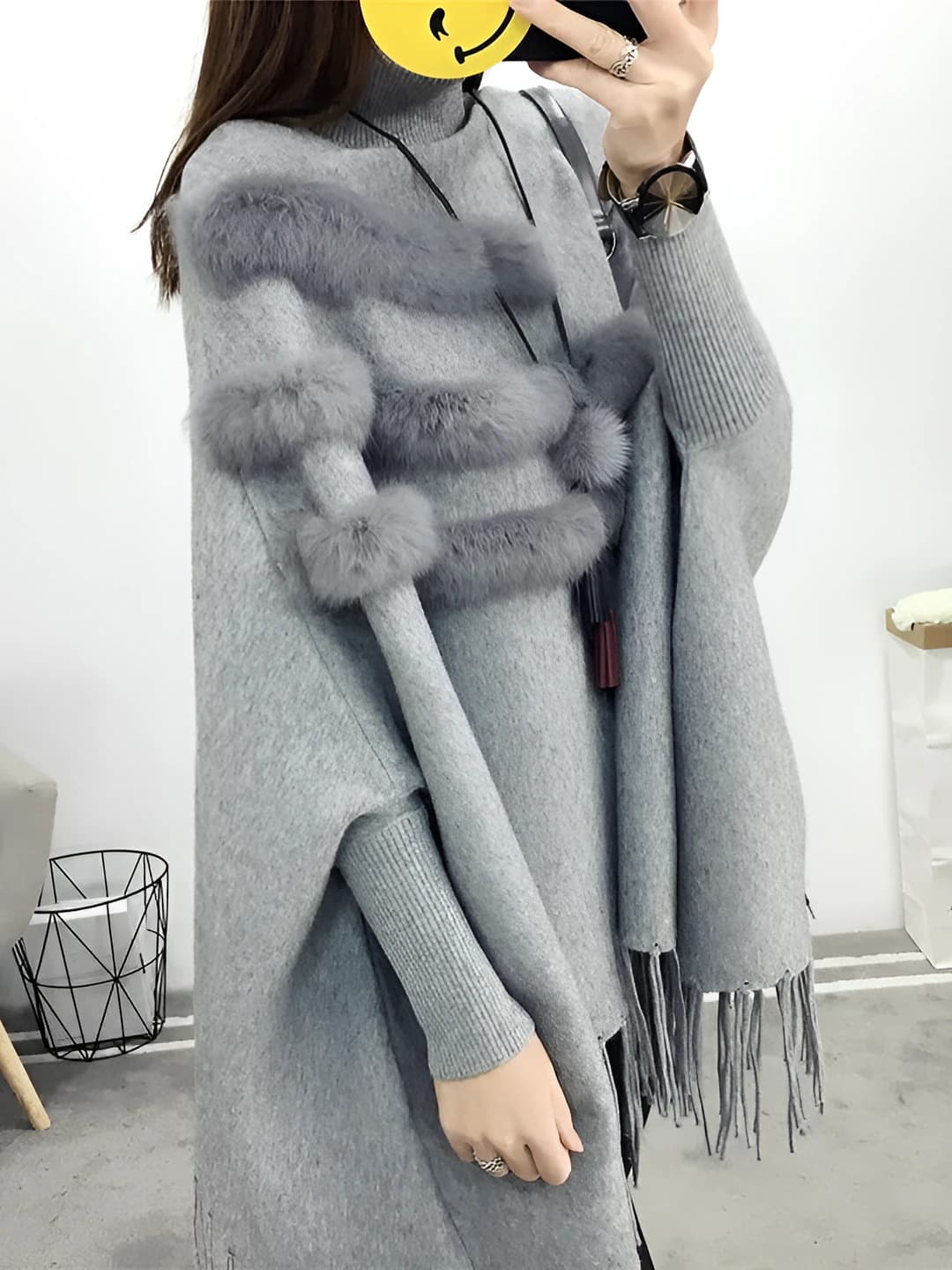 Ayollar uchun 2026 kuz-qish mavsumi bo'sh (oversize) kesimli, baland yoqali, bilakkacha yengli, pastida frizali, batman yengli, polyamid asosidagi sviter poncho