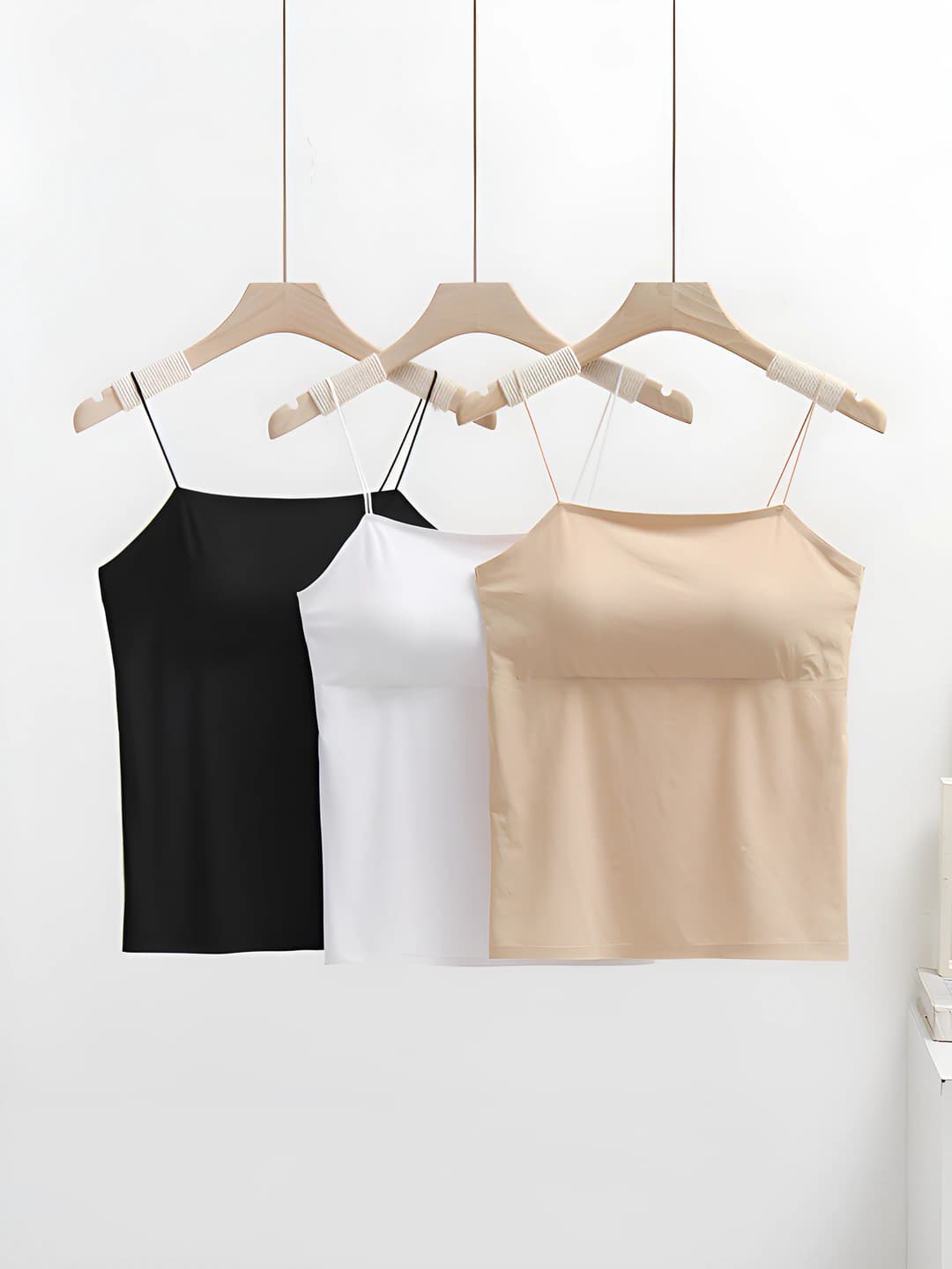 Women's ice-silk seamless slim fit camisole tank top with bra pads in Korean style