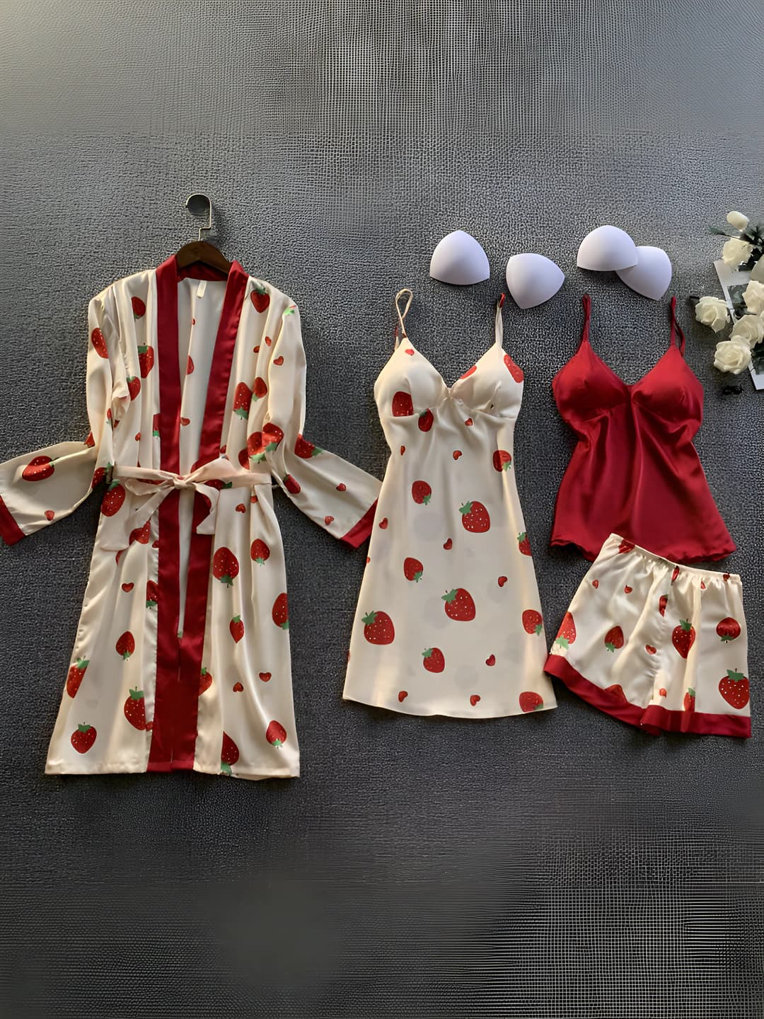 Ayollar uchun katta o'lchamli bosma naqshli dantelli uy kiyimi to'plami (robe, slip dress, camisole, shorts)