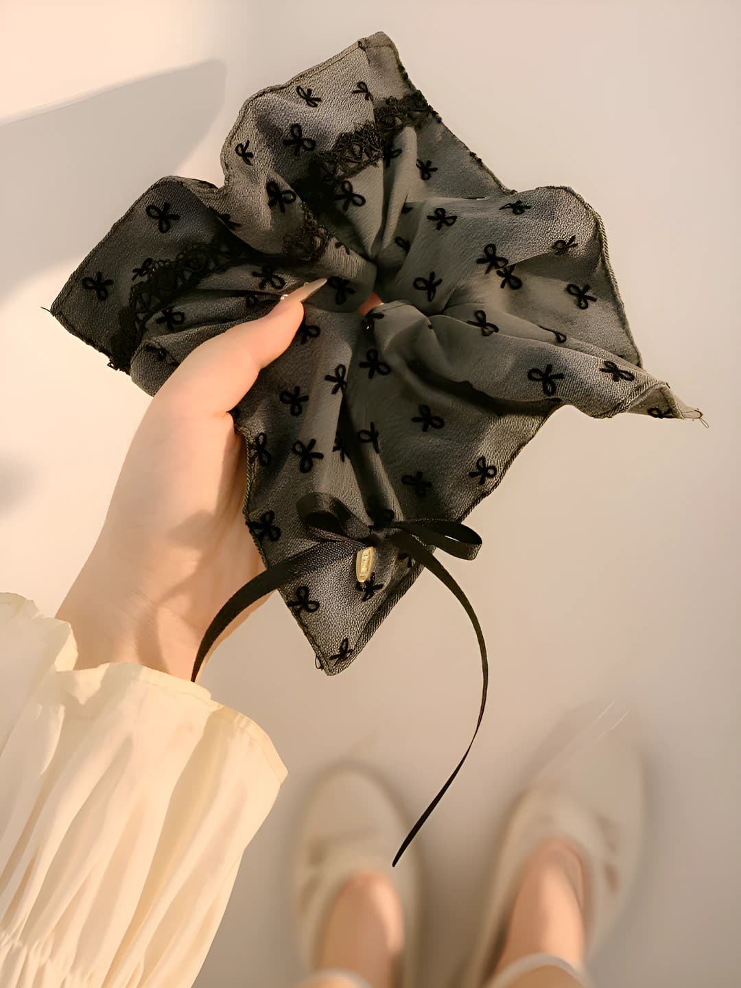 Grey bow square 20 cm