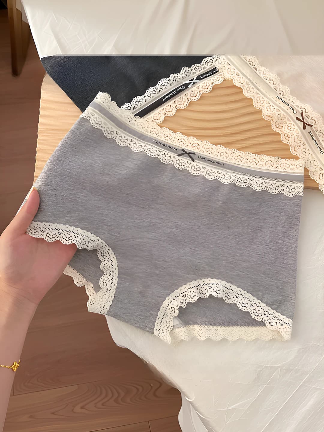 Women's lace-trimmed briefs: mid-waist, seamless, antibacterial, breathable, all-cotton gusset, all-season