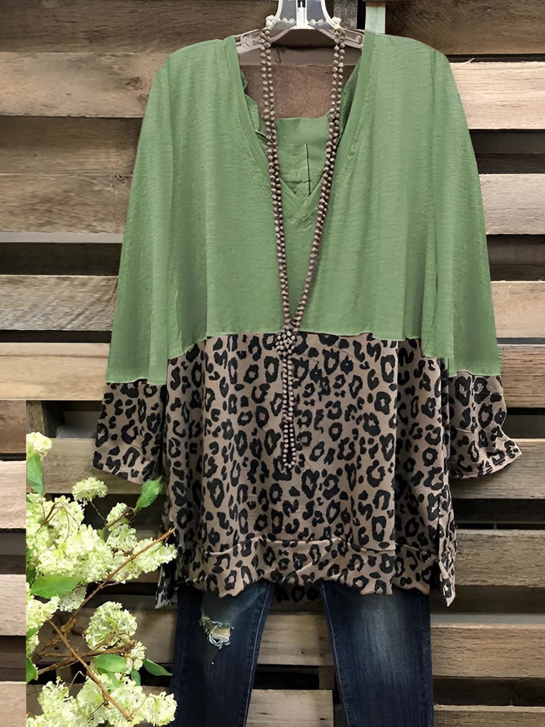 Women's loose fit t-shirt with V-neck, three-quarter sleeve, leopard pattern and color-block design