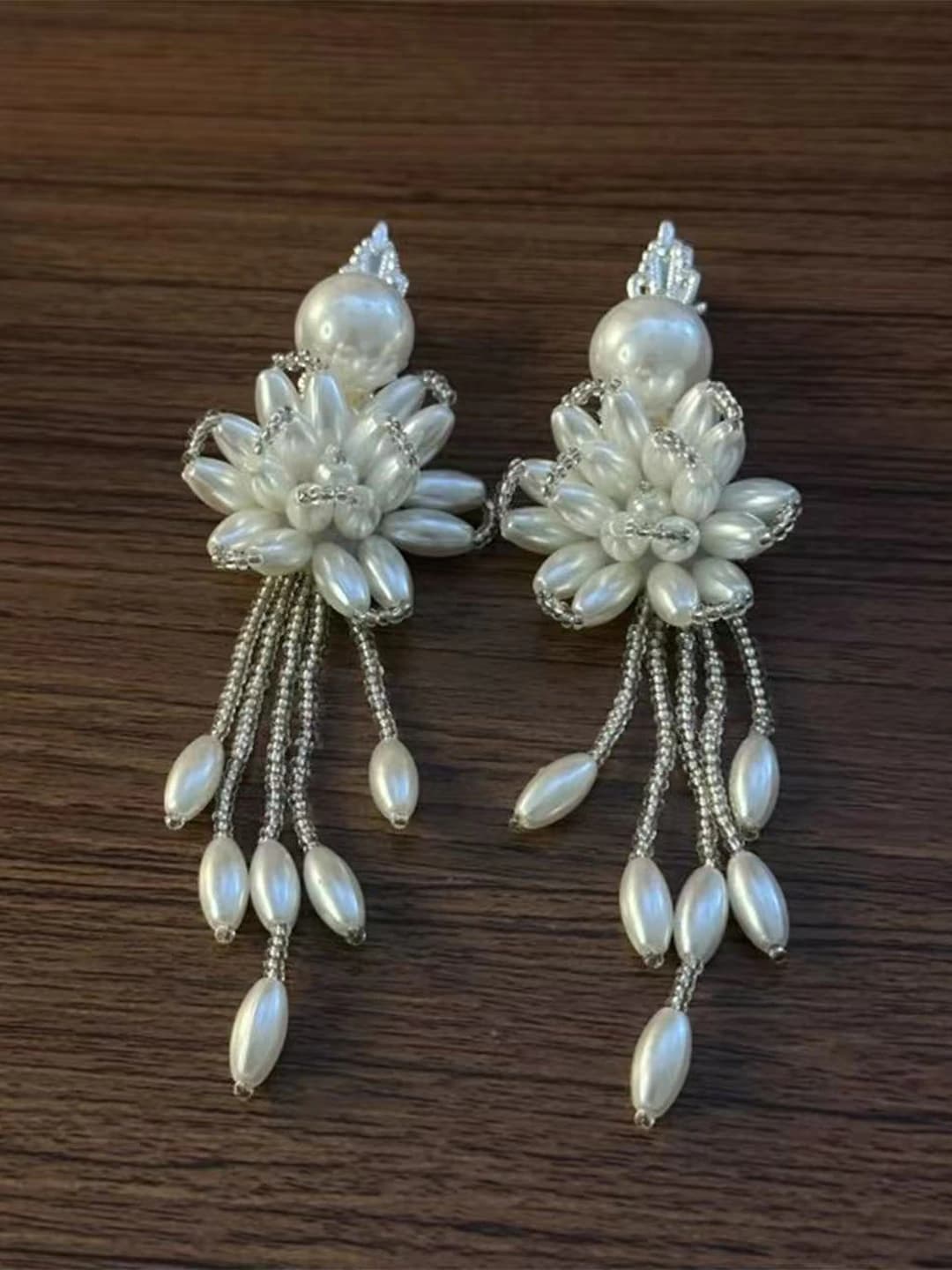 White-yellow flower pearl fringe clip (1 pc)
