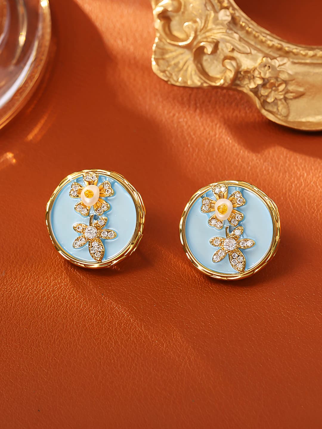 Ko'k rangli enamel quloq