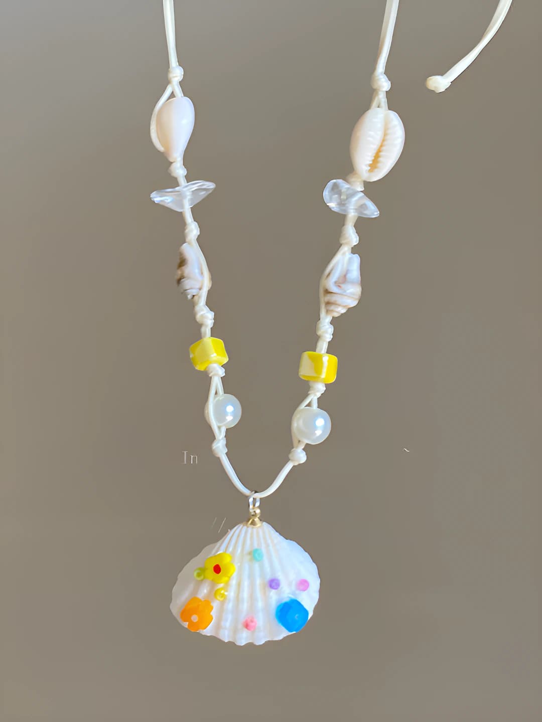 Multicolour shell beads