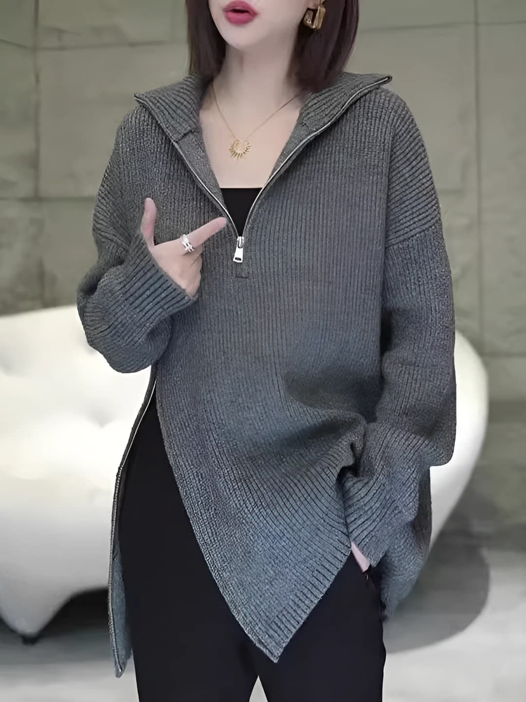 Ayollar uchun koreys uslubida kuz-qish mavsumi uchun bo'sh (oversize) kesimli, baland yoqali, fermuarli, yengsiz, o'rta-uzun trikotaj sviter