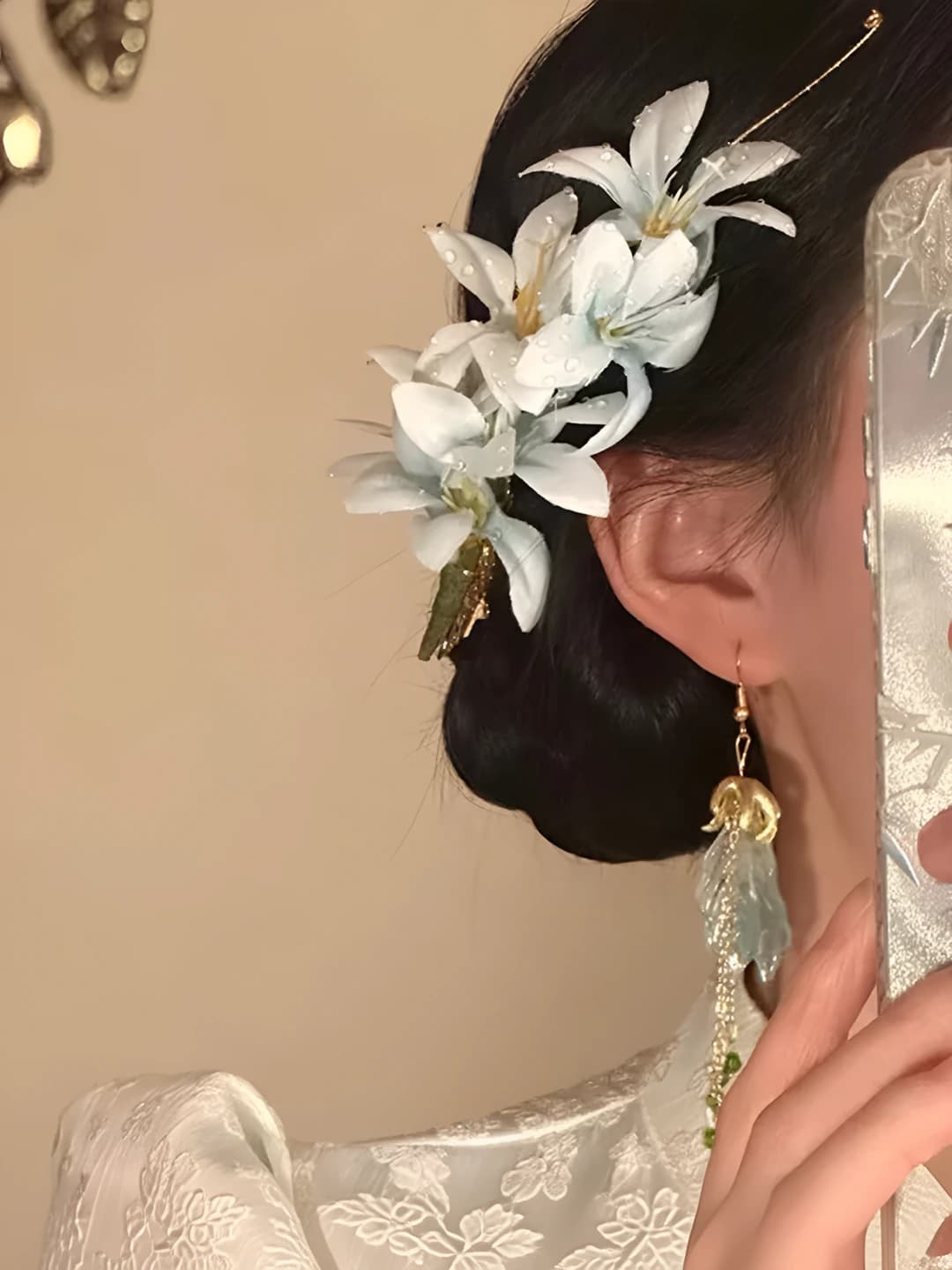 Blue-white flower hair clip (pair)