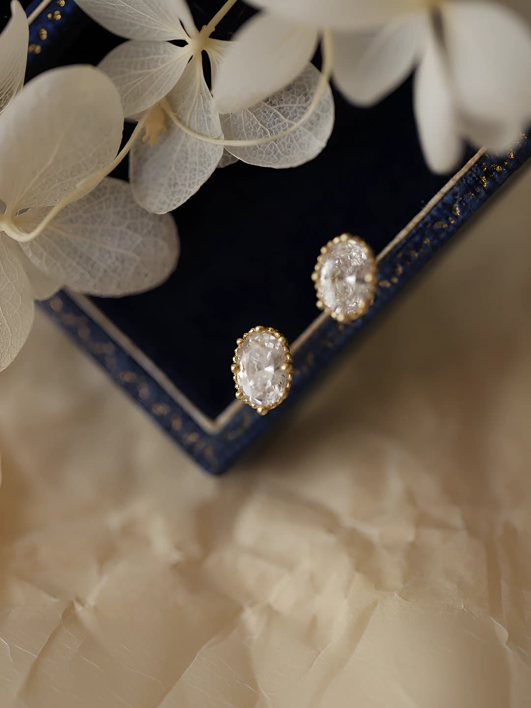 Women's retro style oval single stone earrings