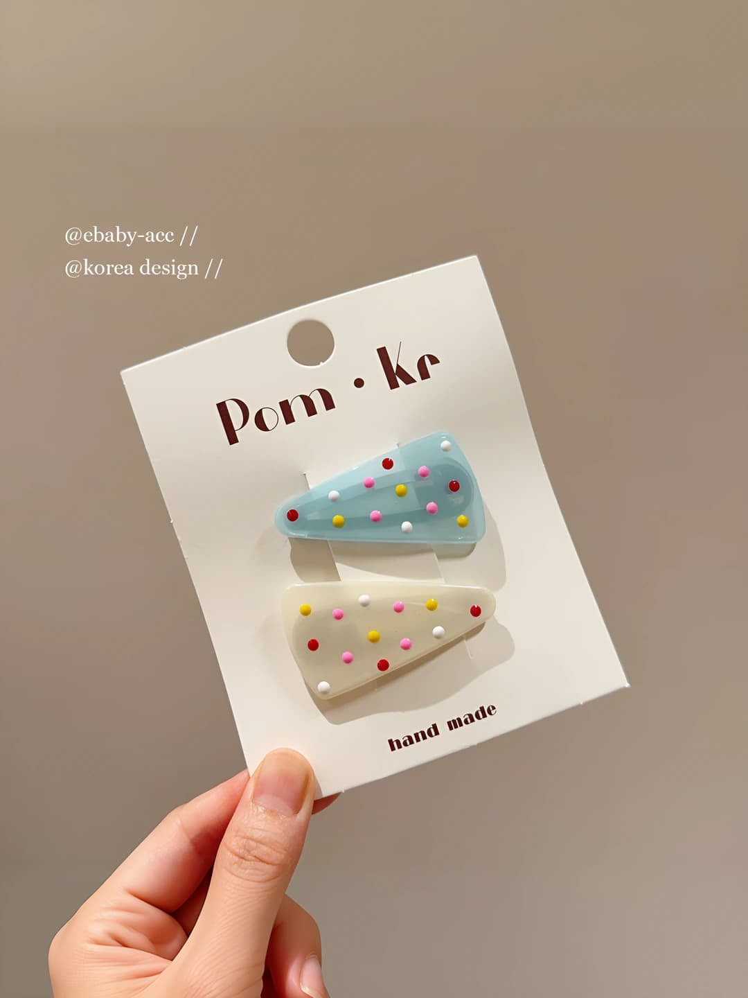 3# Beige-blue dotted triangle clip
