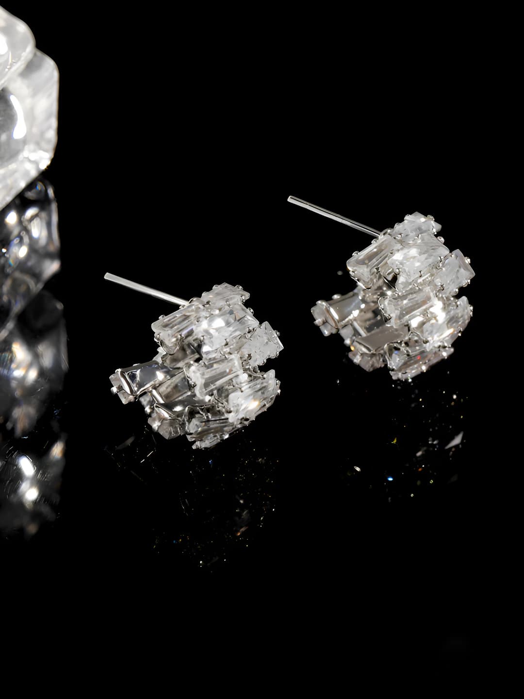 Irregular zircon C-shape earrings