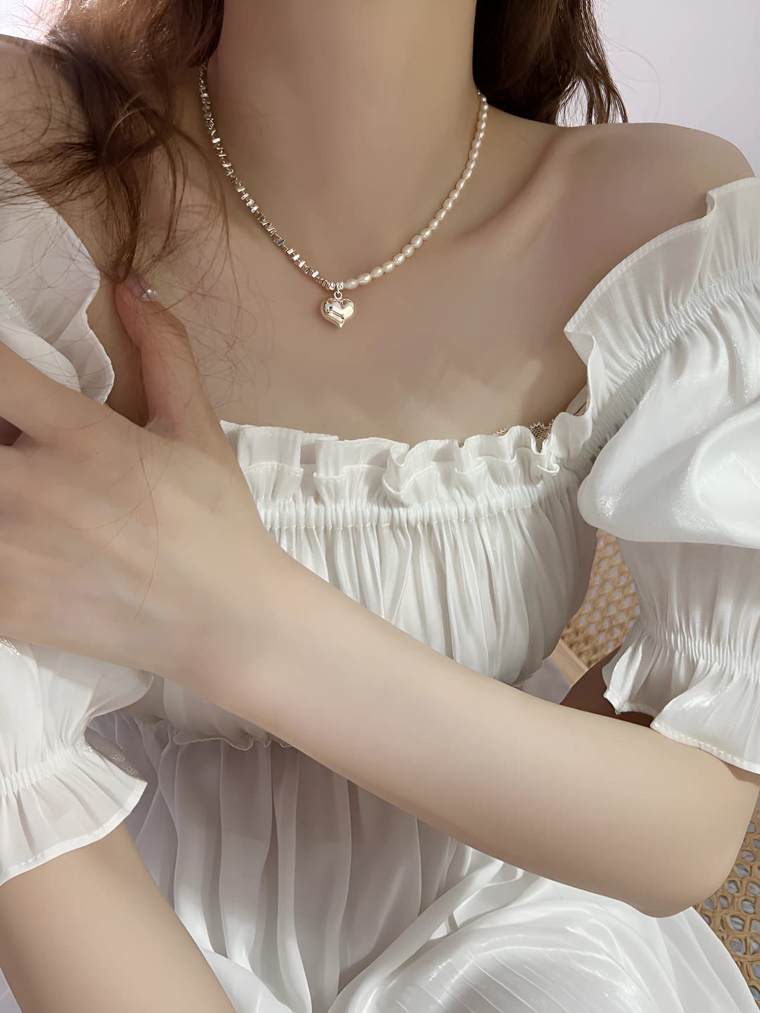 Ayollar uchun oltin rangli zarrali va perla asosidagi qisqa bo'yin zanjiri, aralash material, elektroplating ishlovi, noregulyar dizayn elementi, shahar uslubidagi moda