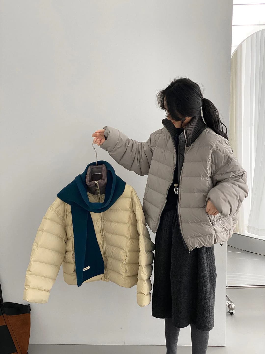 Ayollar uchun pux kurtka: bo'sh (oversize) kesim, tik yoqa, uzun yeng, bir rangli, qalin, fermuar yopilish, koreys uslubidagi qishki kurtka