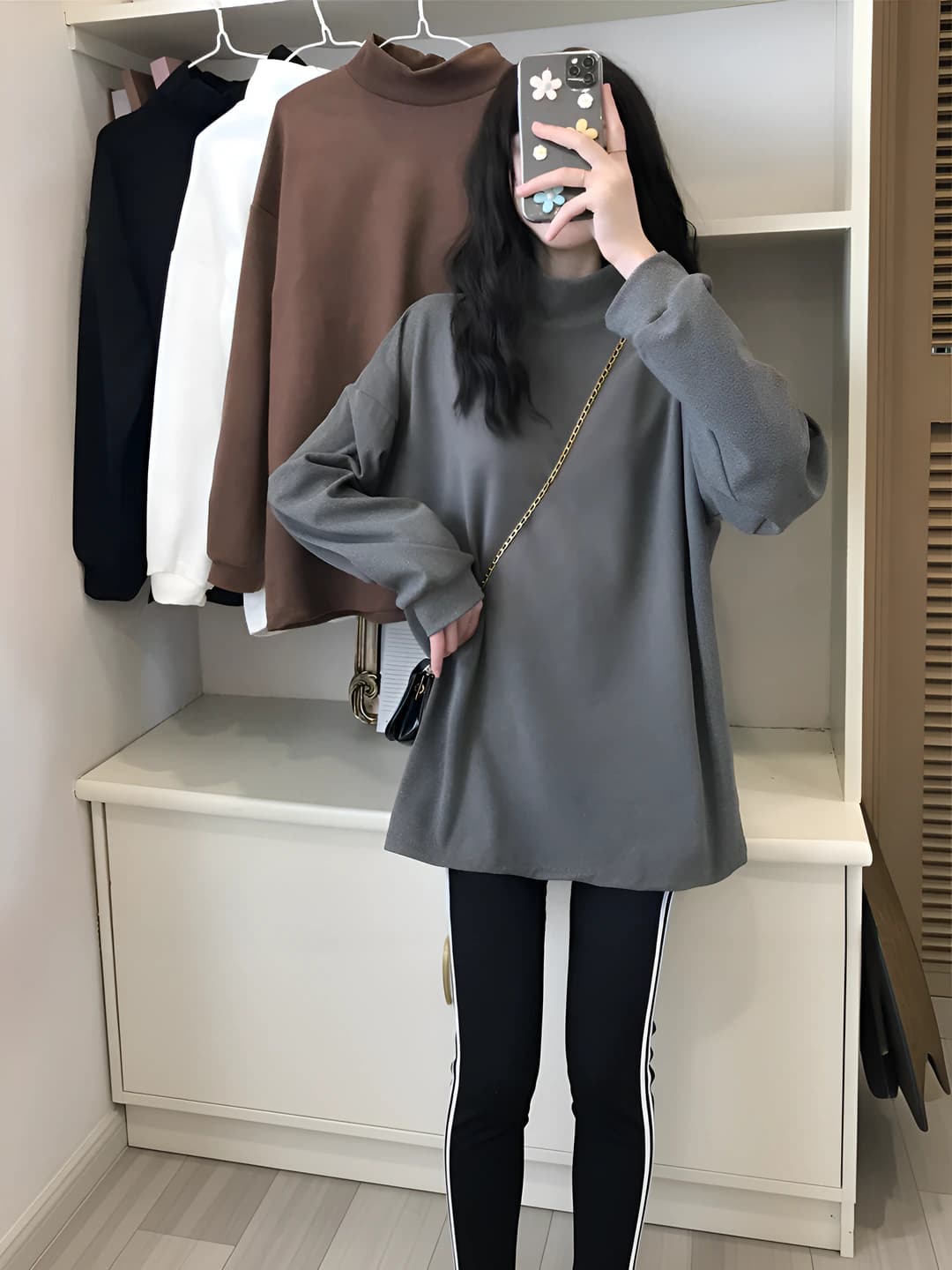 Ayollar uchun issiq astarli, qalinlashtirilgan, bo'sh (oversize) kesim, yarim baland yoqali, uzun yengli, bir rangli, kuz-qish longslivi