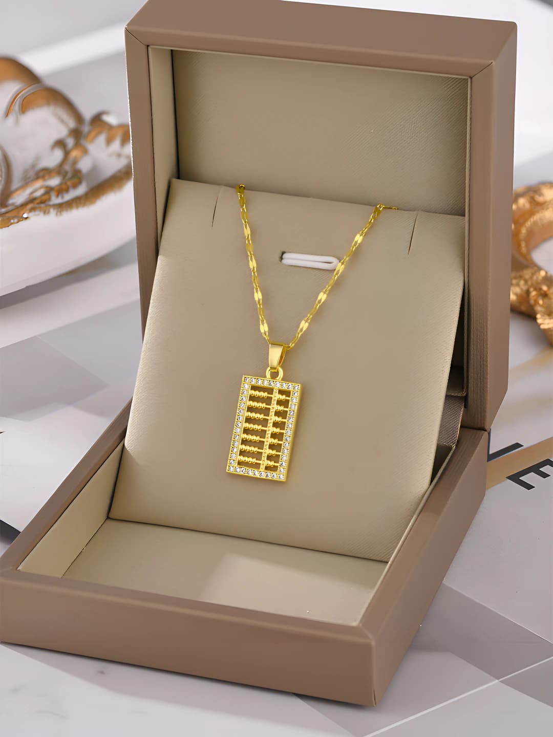 Ayollar uchun 18K oltin qoplamali titan po'lat zanjirda abjad (suanpan) shaklidagi zirkonli soat