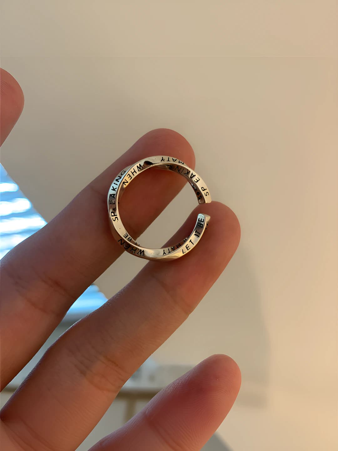 Ayollar uchun retro uslubdagi geometrik Mobius halqasi, harflar bilan ochiq barmoq halqasi