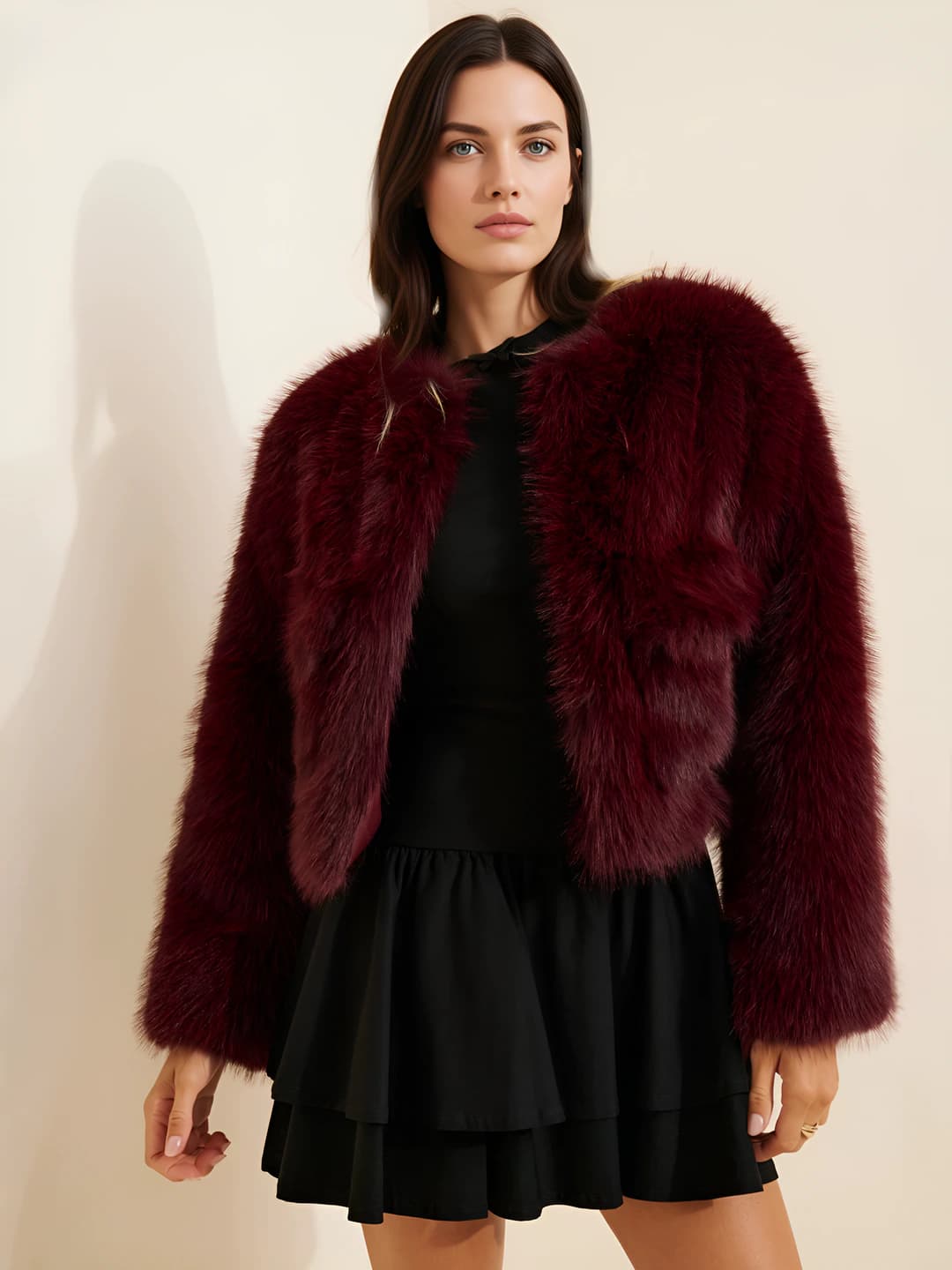 Ayollar uchun qalinlashtirilgan issiq saqlaydigan dumaloq yoqa uzun yengli kalta faux fur ustki kiyim (kurtka)