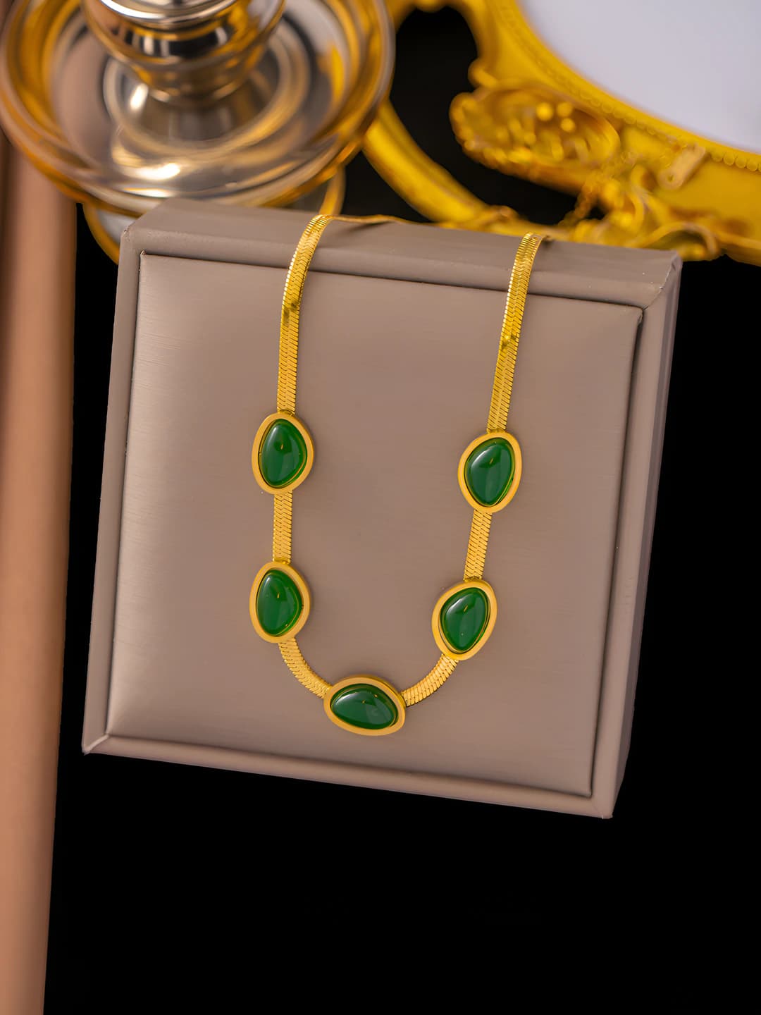 Ayollar uchun emerald rangli titan po'lat zanjirli qo'ziqorin shaklidagi soat