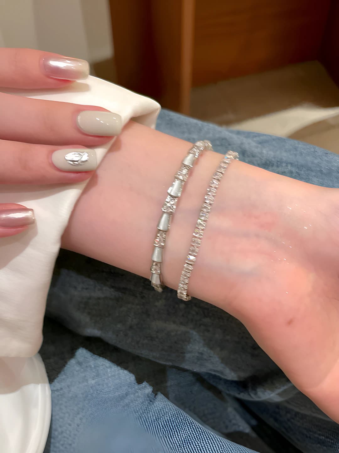 Women's bracelet with zircon and geometric design