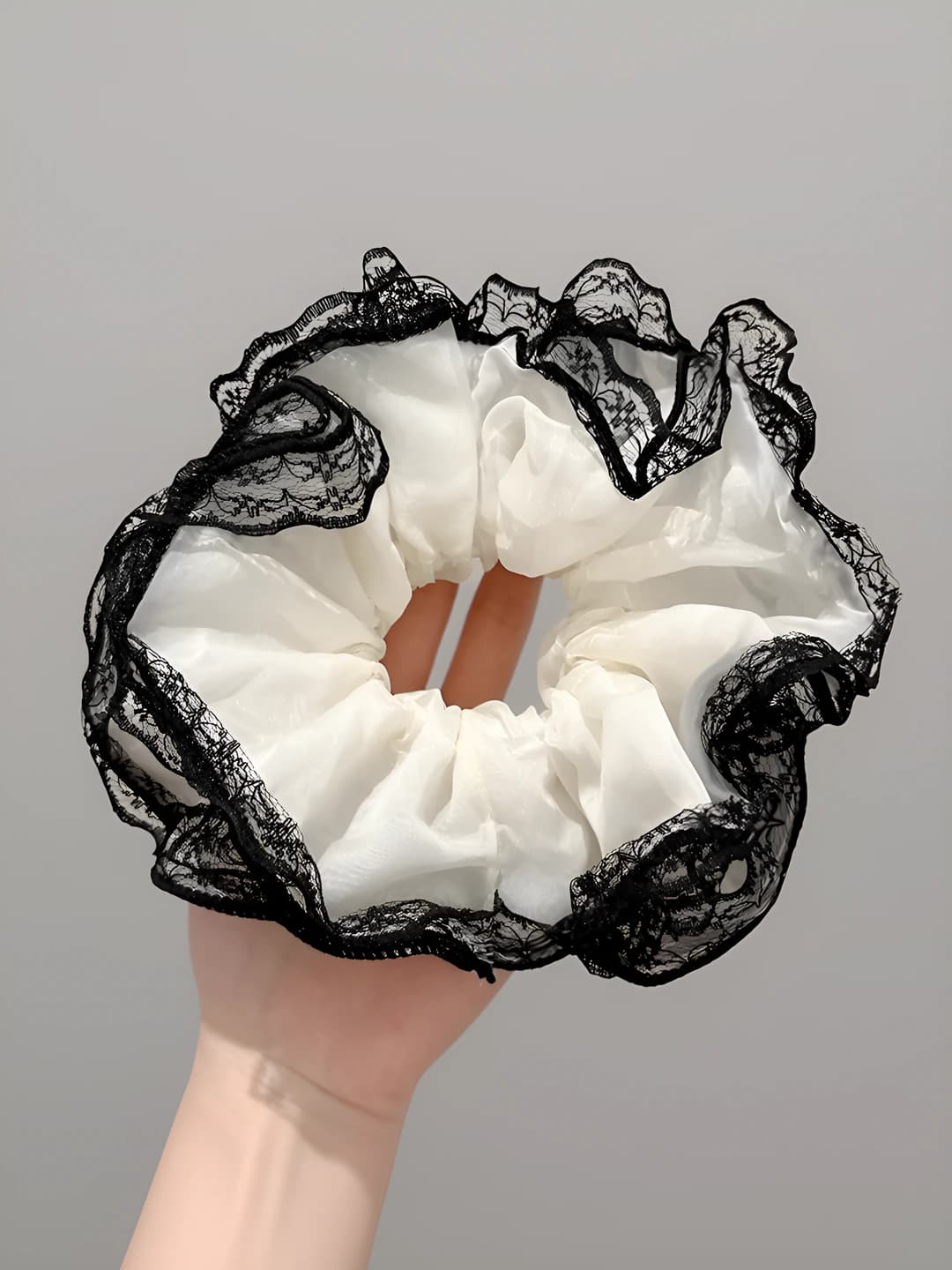 White lace edge 2 layers - 17 cm