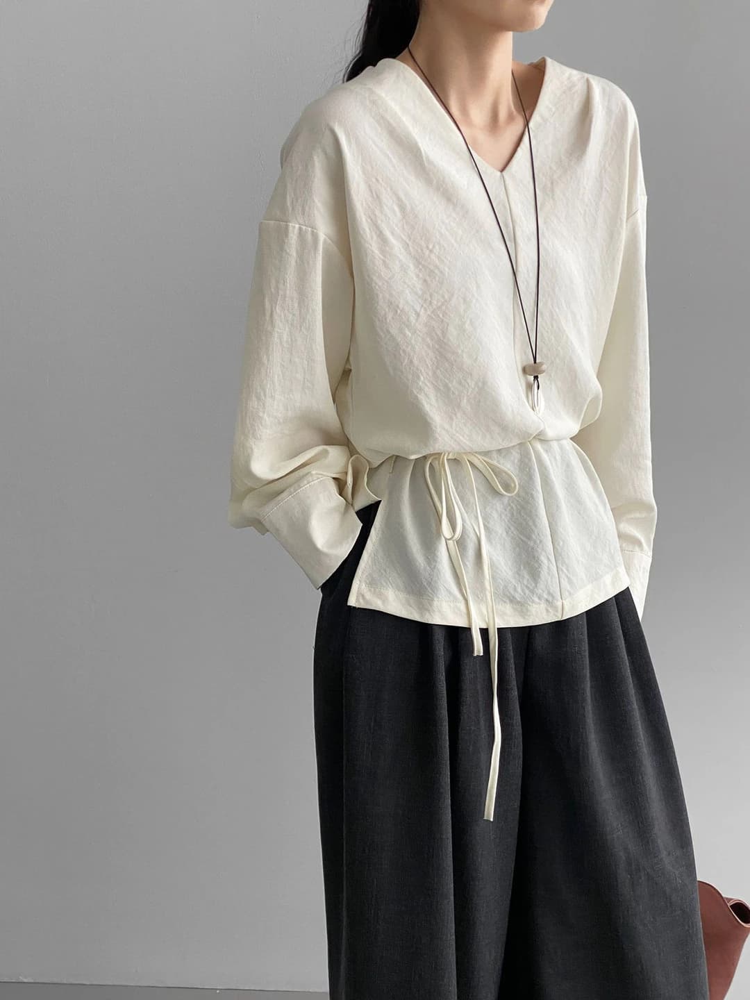 Ayollar uchun uzun yengli, V-yoqali, bel qismida yig'ishuvchi, bir rangli ko'ylak-shirt