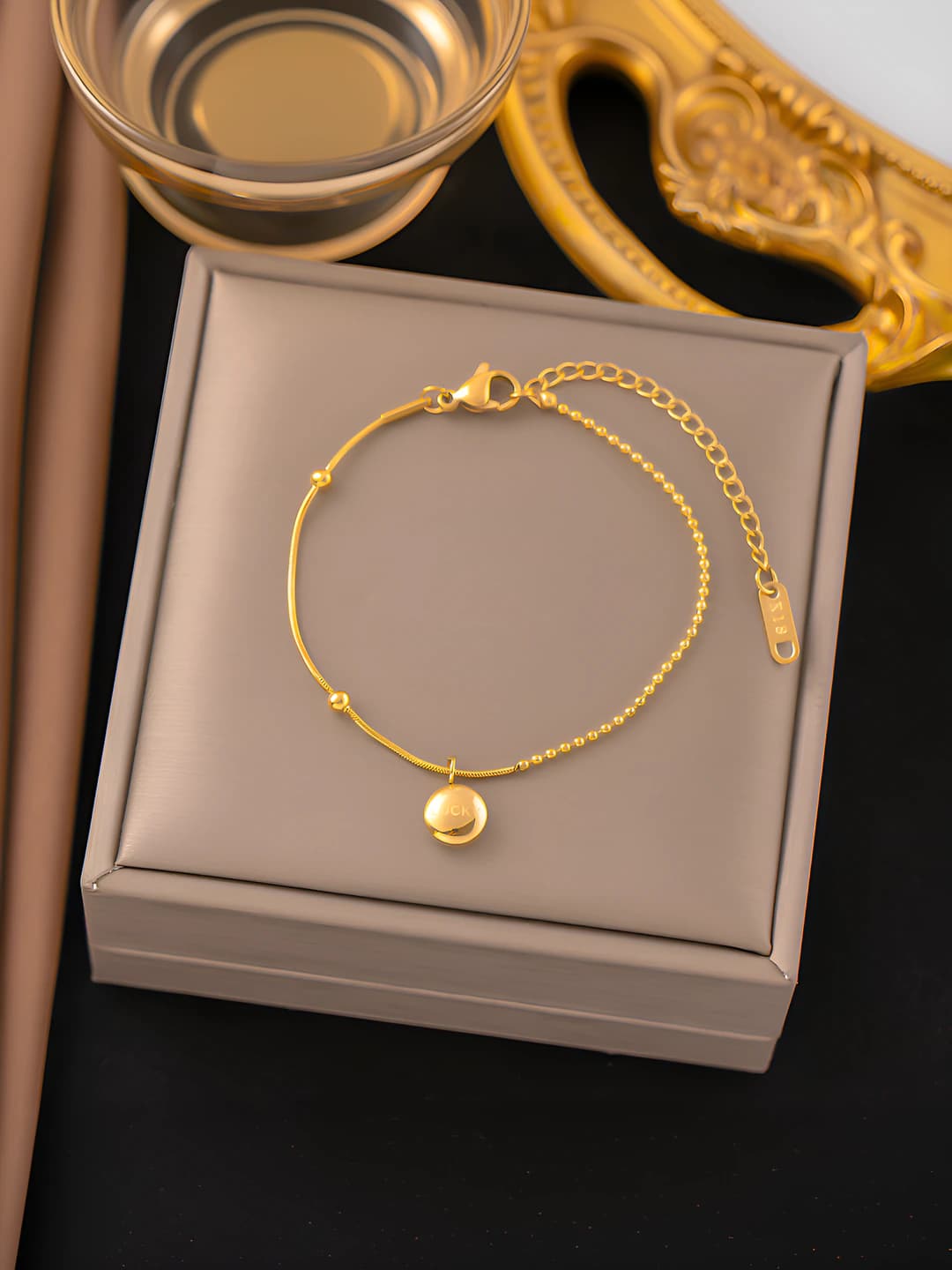Bracelet, gold