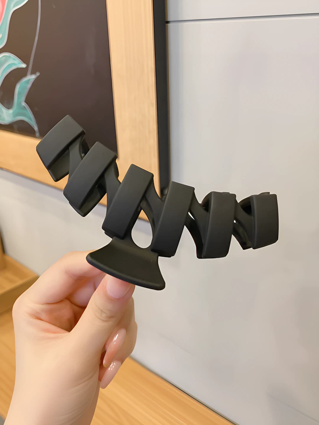 6# Irregular black clip