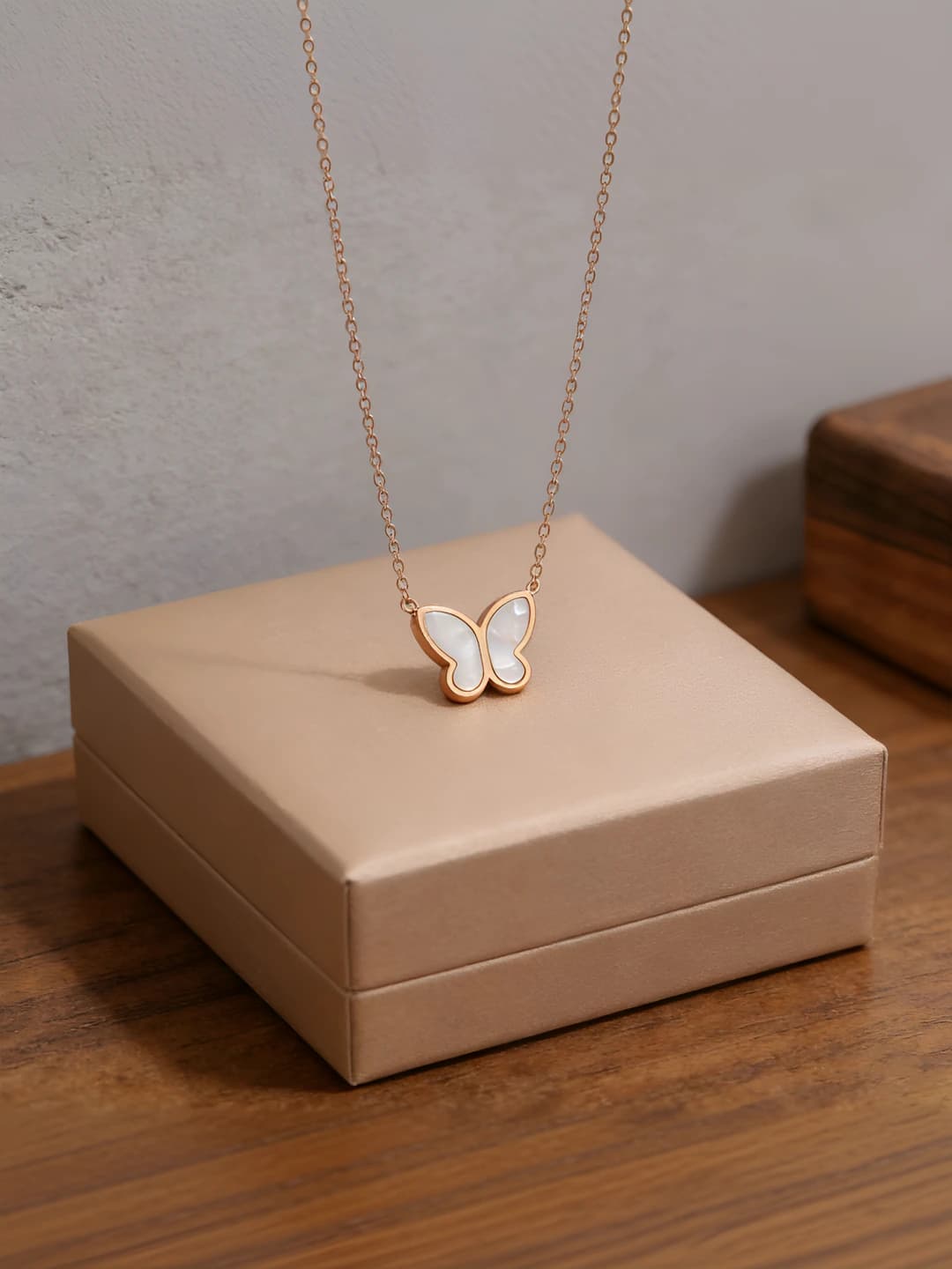 Rose gold-white