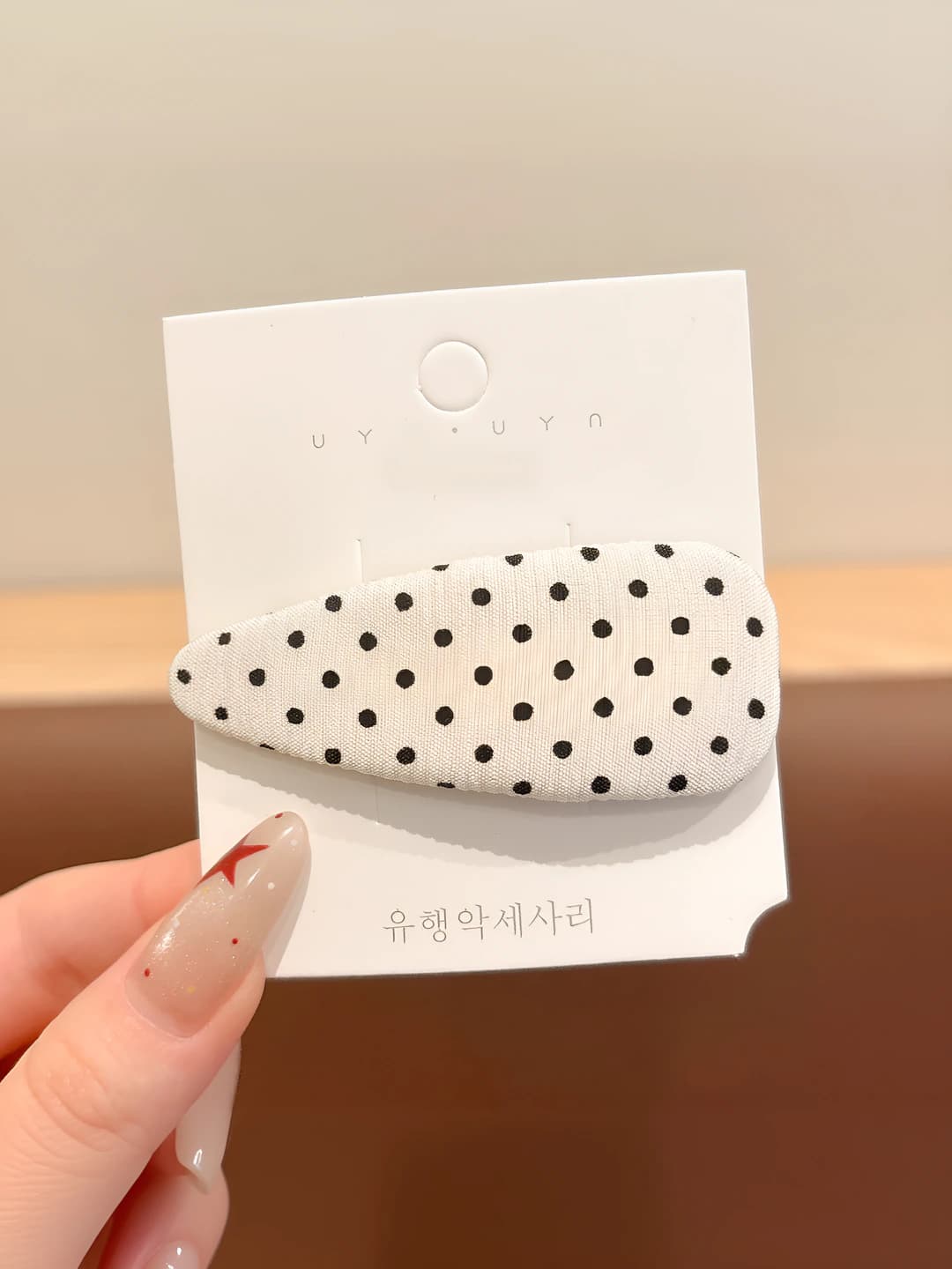 4# Teardrop polka dot (white) 1 pc