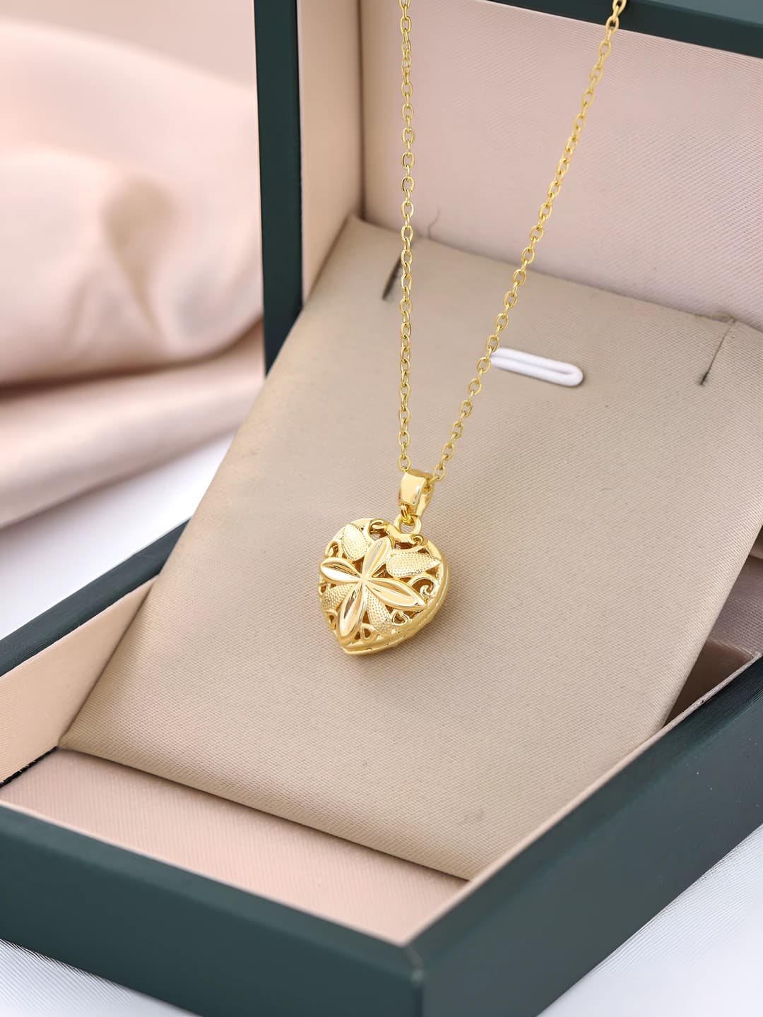 Women's clavicle chain with heart-shaped pendant, titanium steel, copper with real gold plating, Korean style