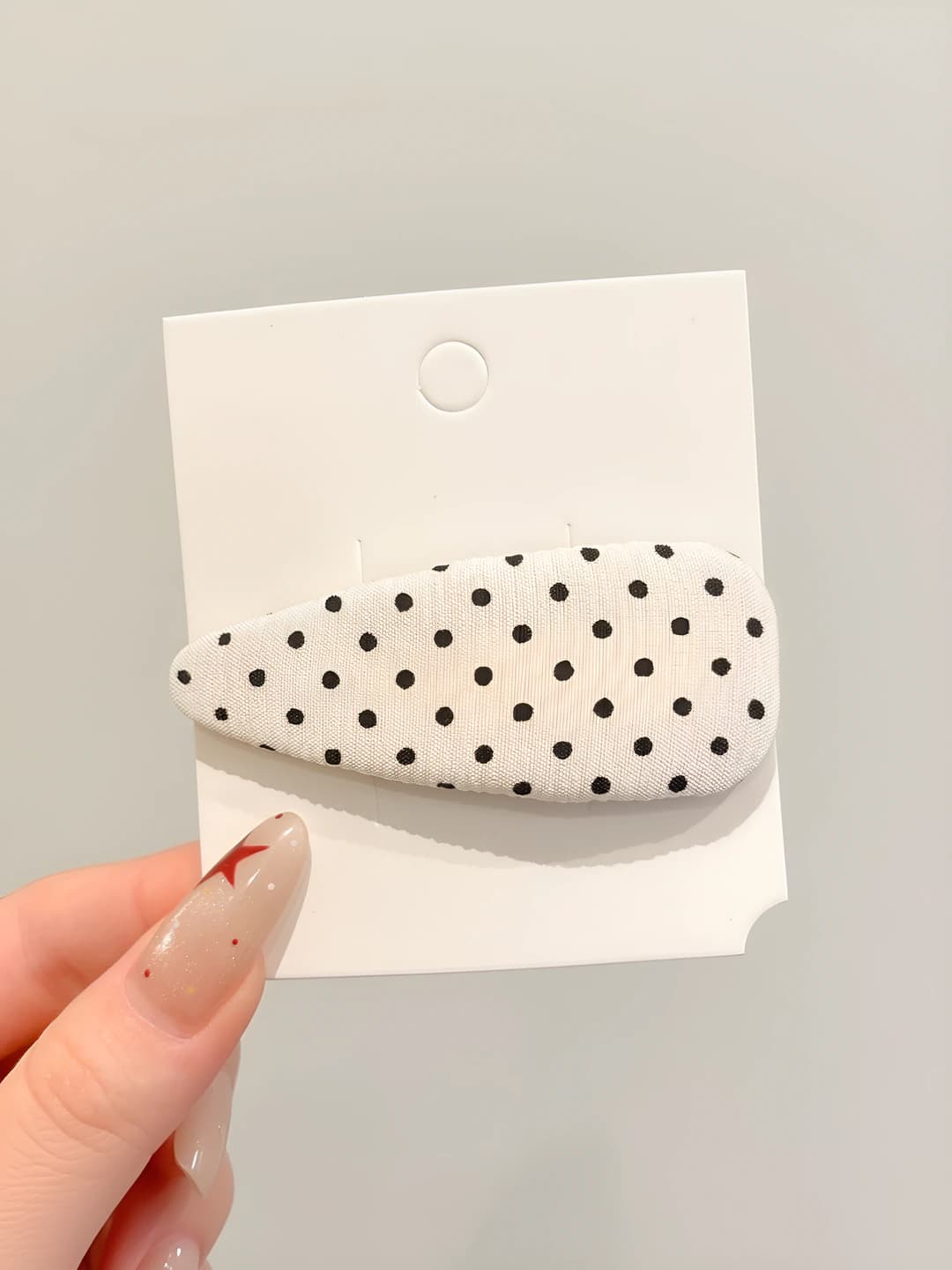 4# Teardrop polka dot (white) 1 pc