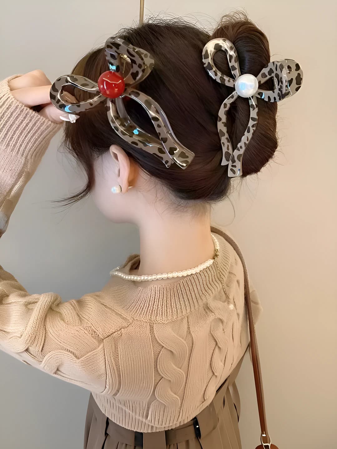 Ayollar uchun retro uslubdagi katta o'lchamdagi akryl materialdagi pardalangan leopard naqshli, tasma va marjonli soch to'g'rag'ich