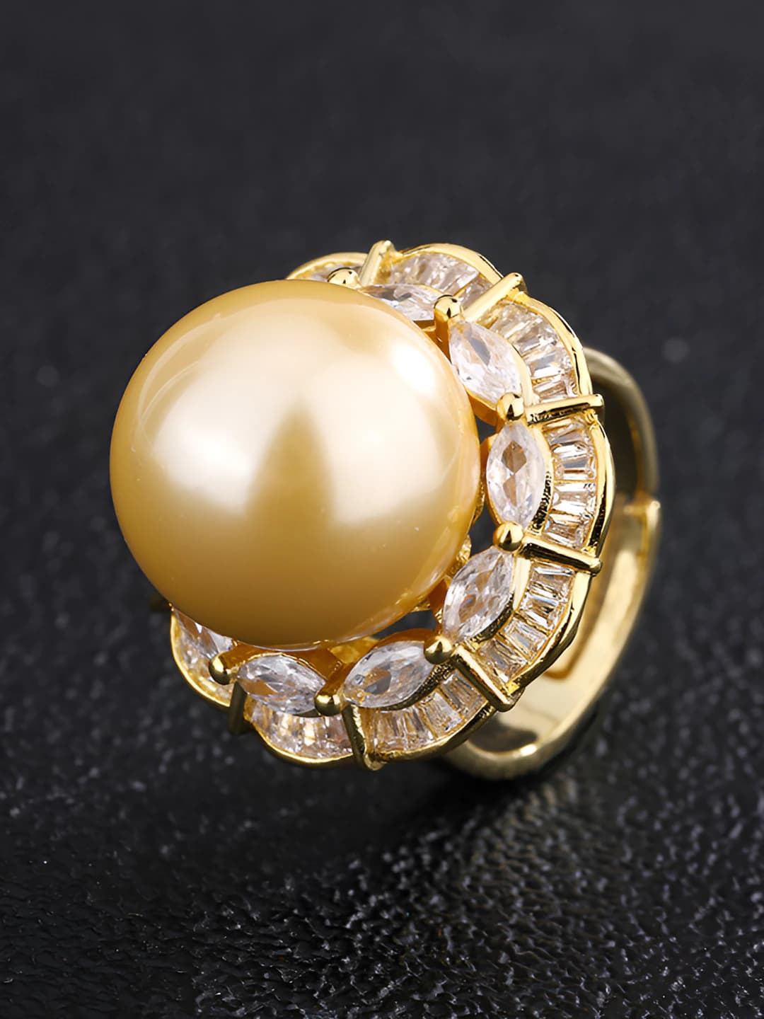 Yellow gold ring