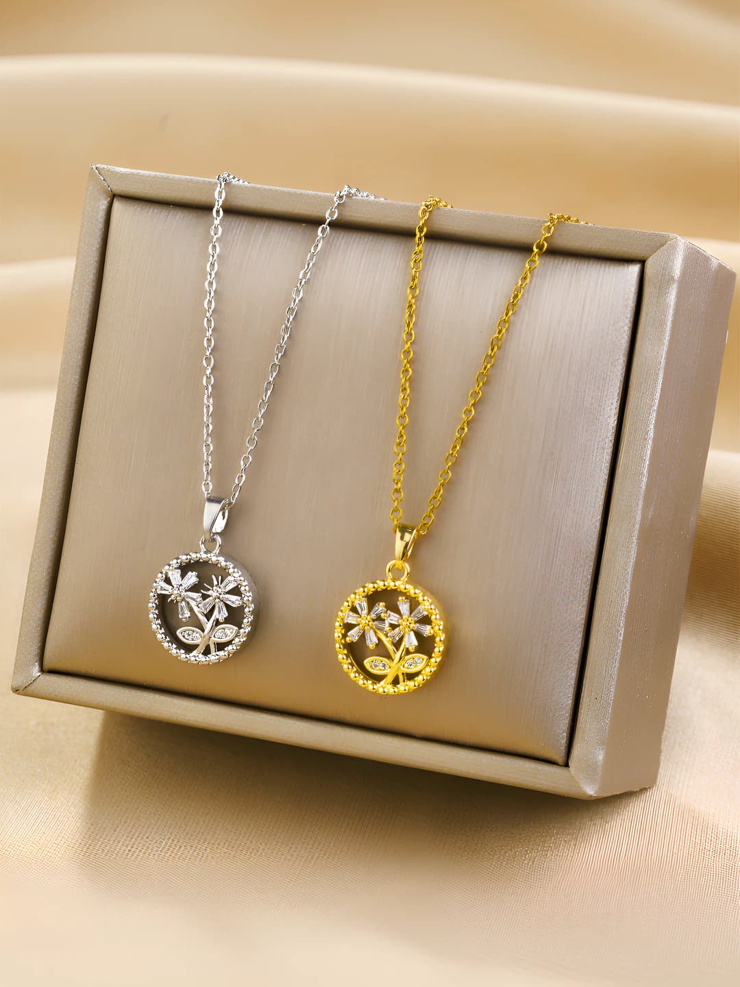 Женская цепочка на шею с цветком из циркония и покрытием 18K