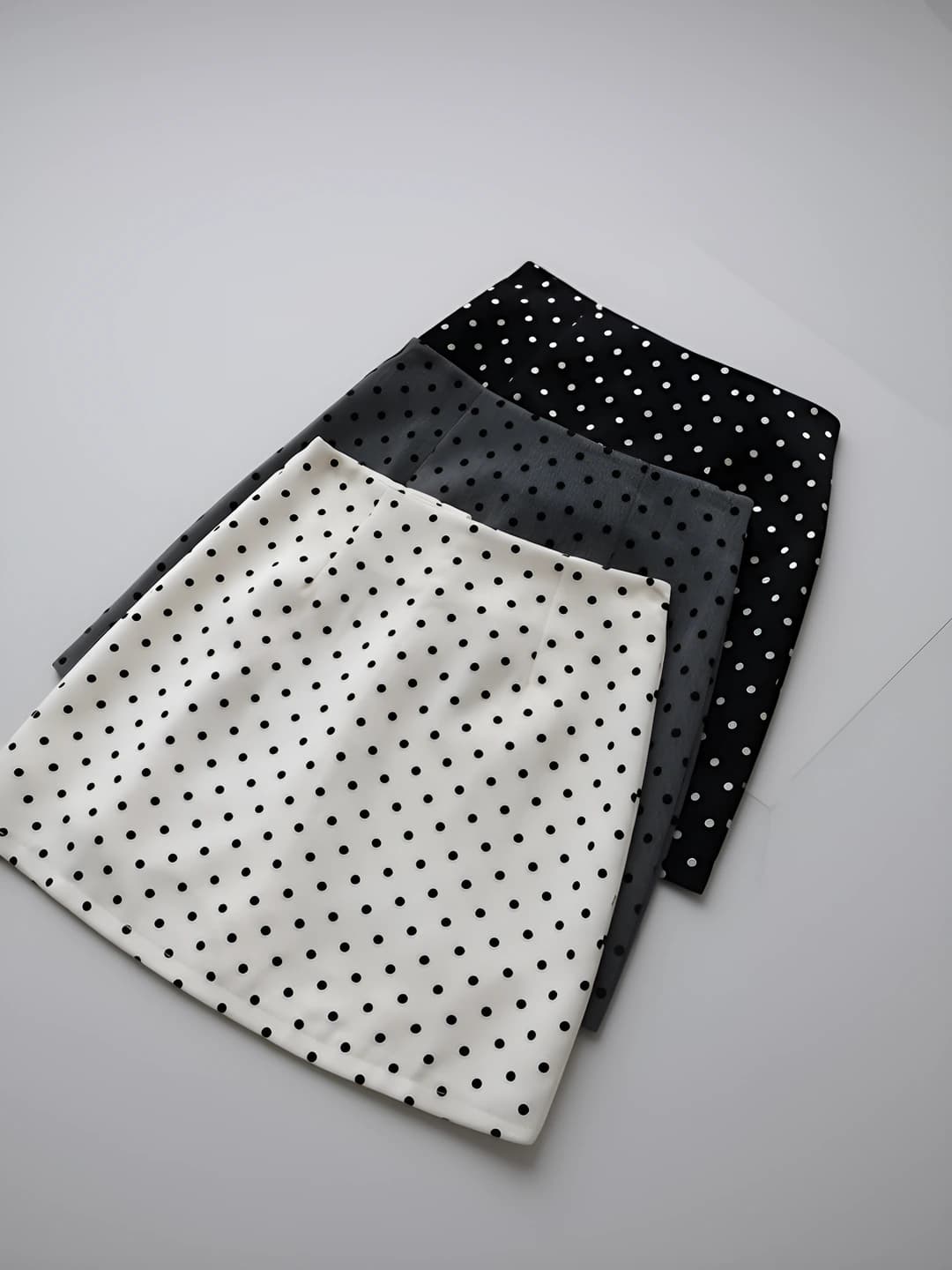 Ayollar uchun 2026 yozgi koreys uslubidagi baland bel, nozik ko'rsatadigan A-shakl polka-dot kalta yubka