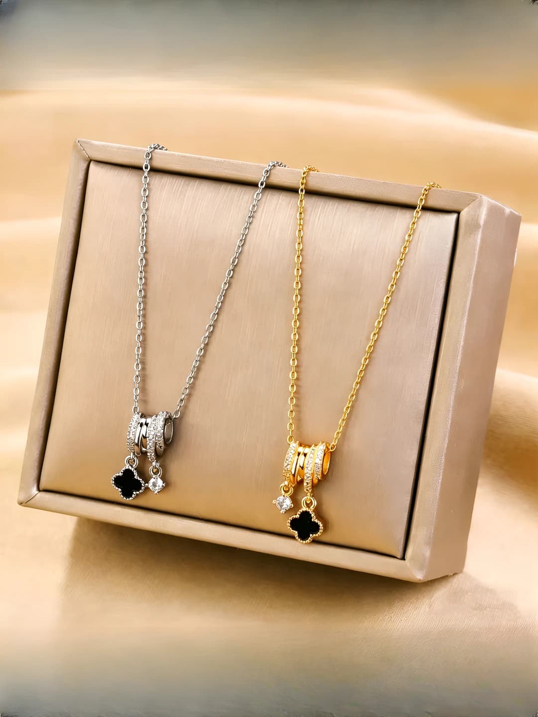Women's four-leaf clover pendant necklace with zirconia in copper, titanium steel, O-link chain, 41-50 cm, light luxury style